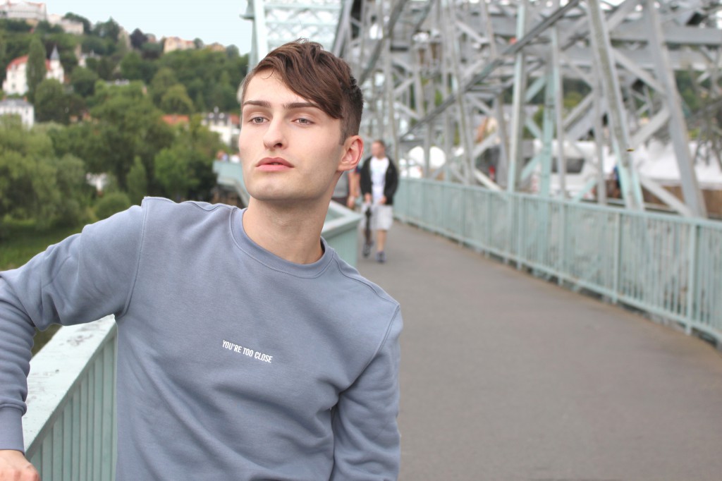 Ostrale - Mister Matthew ein Junge auf der Brücke Blaues Wunder in Dresden
