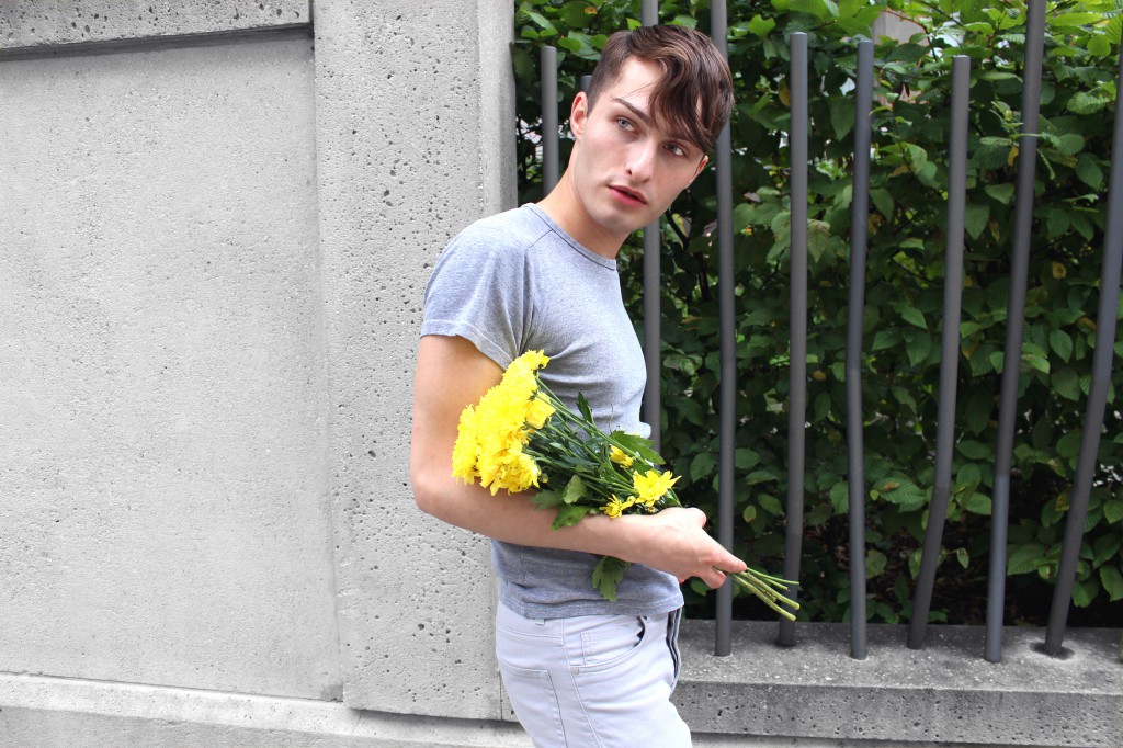 graues T-Shirt kombinieren Mister Matthew mit gelben Blumen