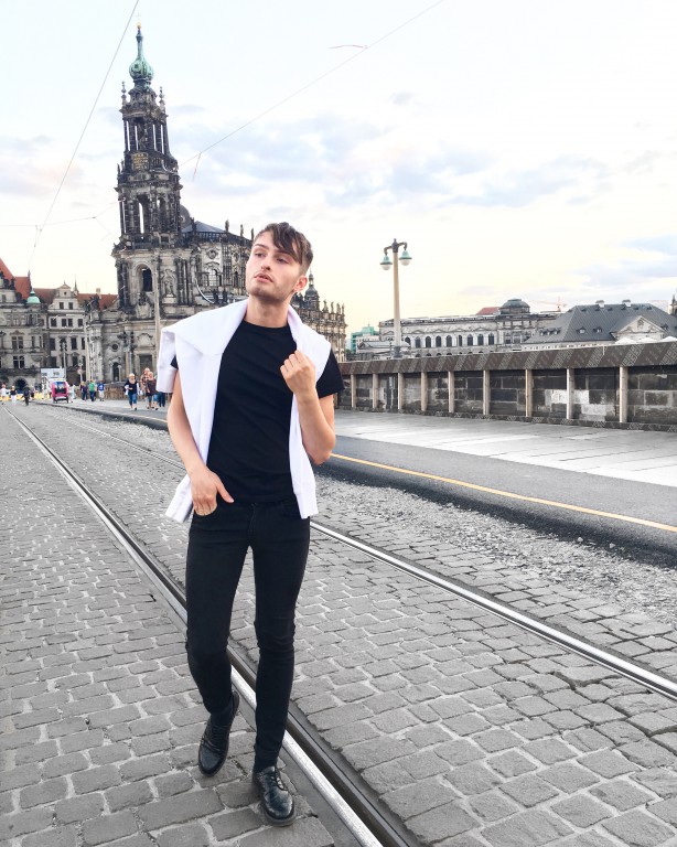 Mister Matthew auf der Augustusbrücke in Dresden im Wochenrückblick Shitstorm