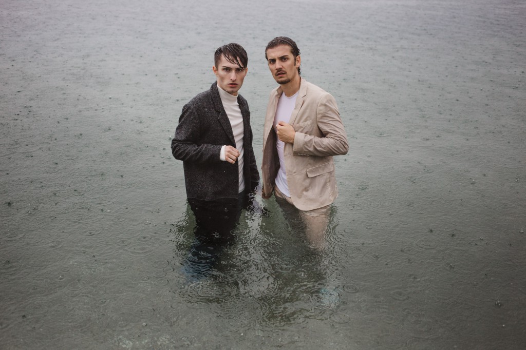 Zwei Männer mit Kleidung im Wasser am See