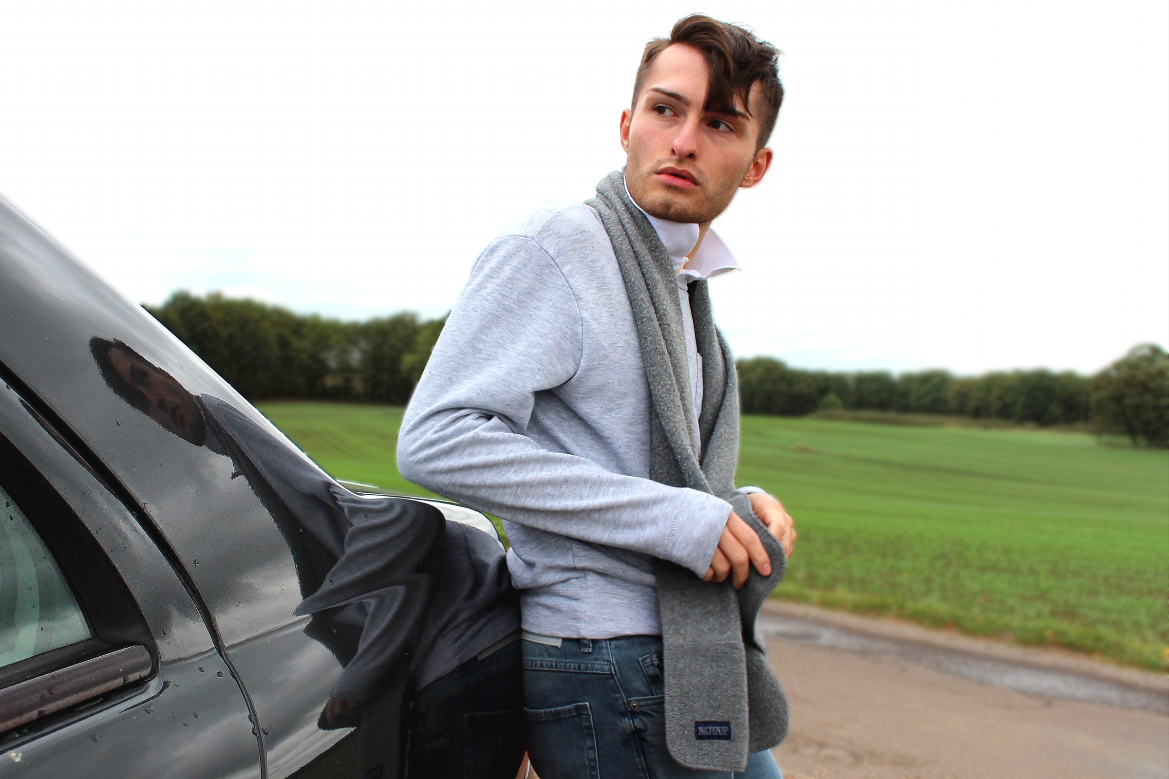 Mister Matthew lehnt an ein Auto auf dem Land süchtig nach Reisen Fashion Blog Für Männer Mister Matthew
