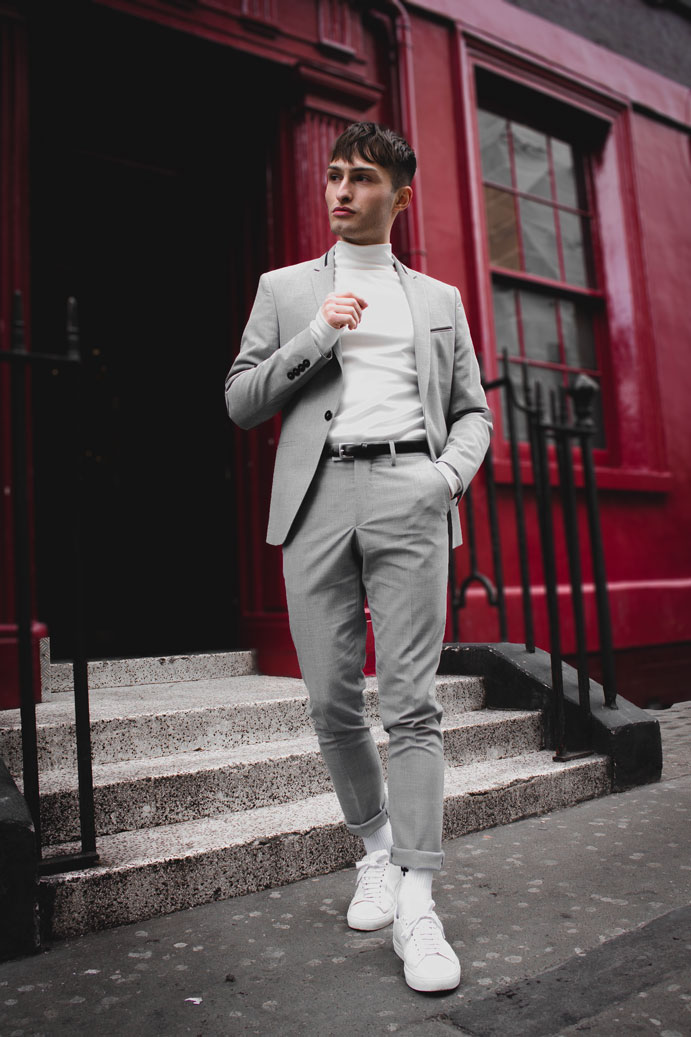 Anzüge im Sommer grauer Anzug Mister Matthew in London Soho rote Wand red Wall Fashionblog Streetstyle Look 1
