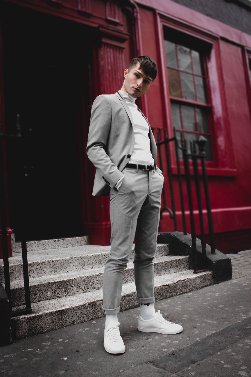 Anzüge im Sommer grauer Anzug Mister Matthew in London Soho rote Wand red Wall Fashionblog Streetstyle Look 2