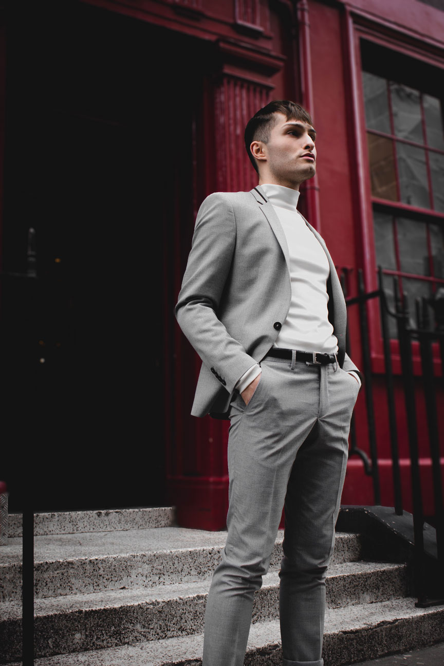 Anzüge im Sommer grauer Anzug Mister Matthew in London Soho rote Wand red Wall Fashionblog Streetstyle Look 3