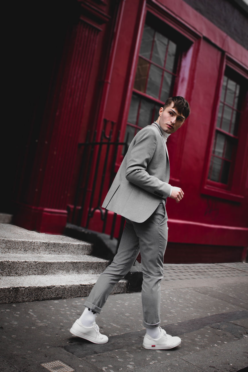 Anzüge im Sommer grauer Anzug Mister Matthew in London Soho rote Wand red Wall Fashionblog Streetstyle Look 4