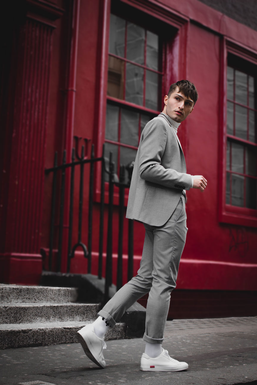 Anzüge im Sommer grauer Anzug Mister Matthew in London Soho rote Wand red Wall Fashionblog Streetstyle Look 5