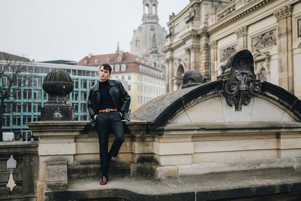 Der Liebesbrief im Ledermantel Dresden Fashion Blog für Männer schwarzes Outfit Mister Matthew 7