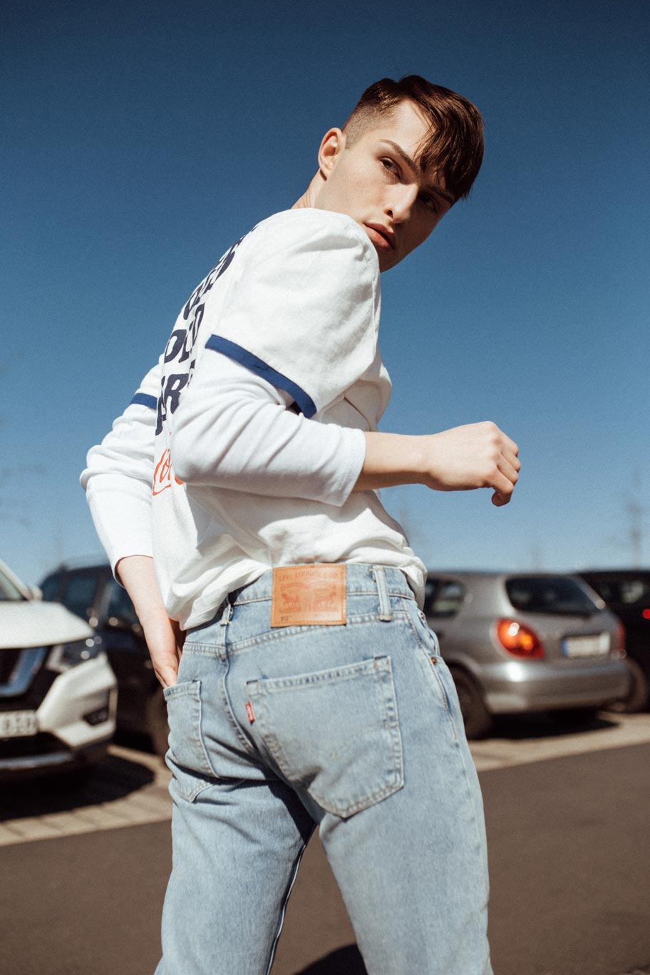 American Look mit Levis Jeans Coca Cola Shirt und weißen Sneakern Fashion Blog für Männer Mister Matthew 6 American Look mit Levis Jeans Coca Cola Shirt und weißen Sneakern Fashion Blog für Männer Mister Matthew 6
