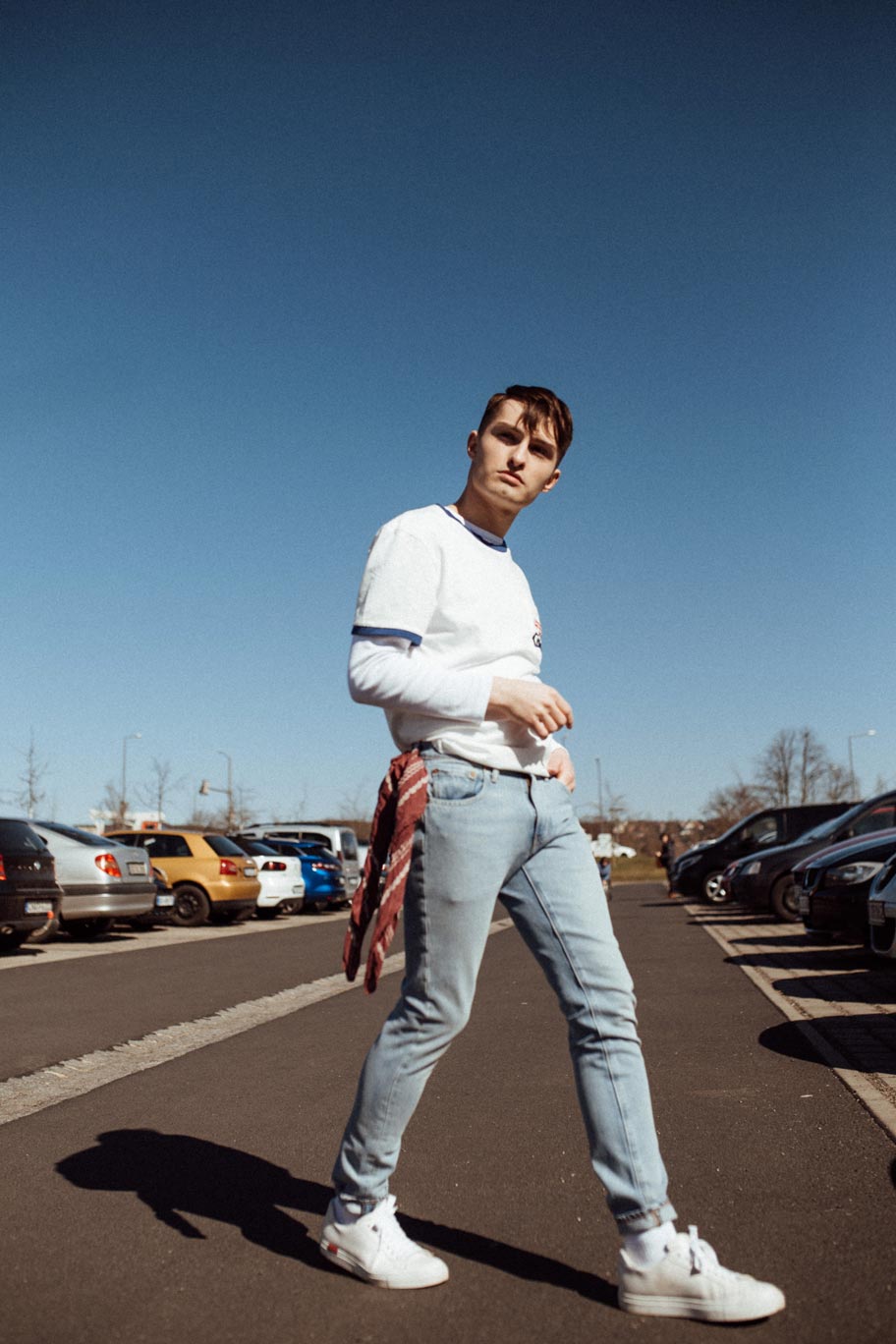 American Look mit Levis Jeans Coca Cola Shirt und weißen Sneakern Fashion Blog für Männer Mister Matthew 15