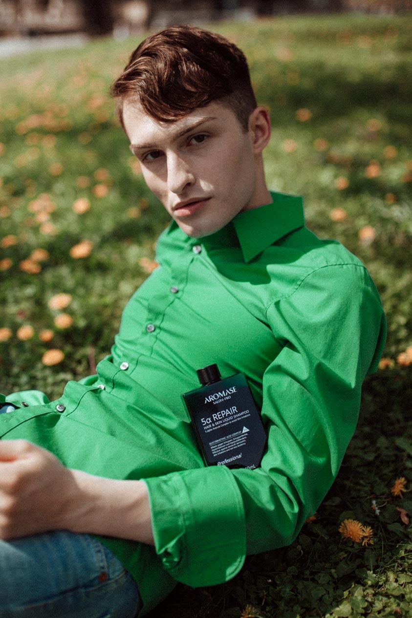 wie bekomme ich kräftige Haare Aromase grünes Shirt Natur Wiese Fashion Blog für Männer Mister Matthew 4