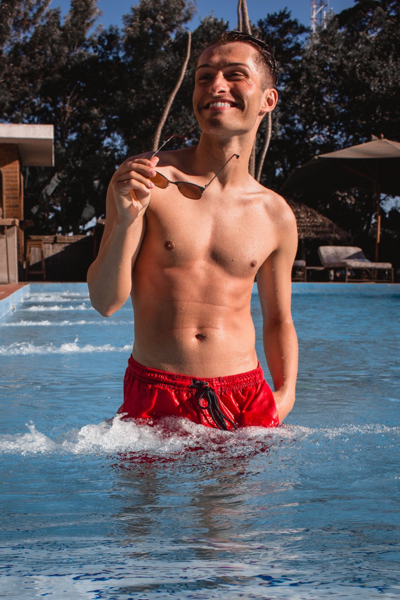 Die schönsten Badehosen für Männer Trends Mister Matthew in roter Badehose Baywatch 10