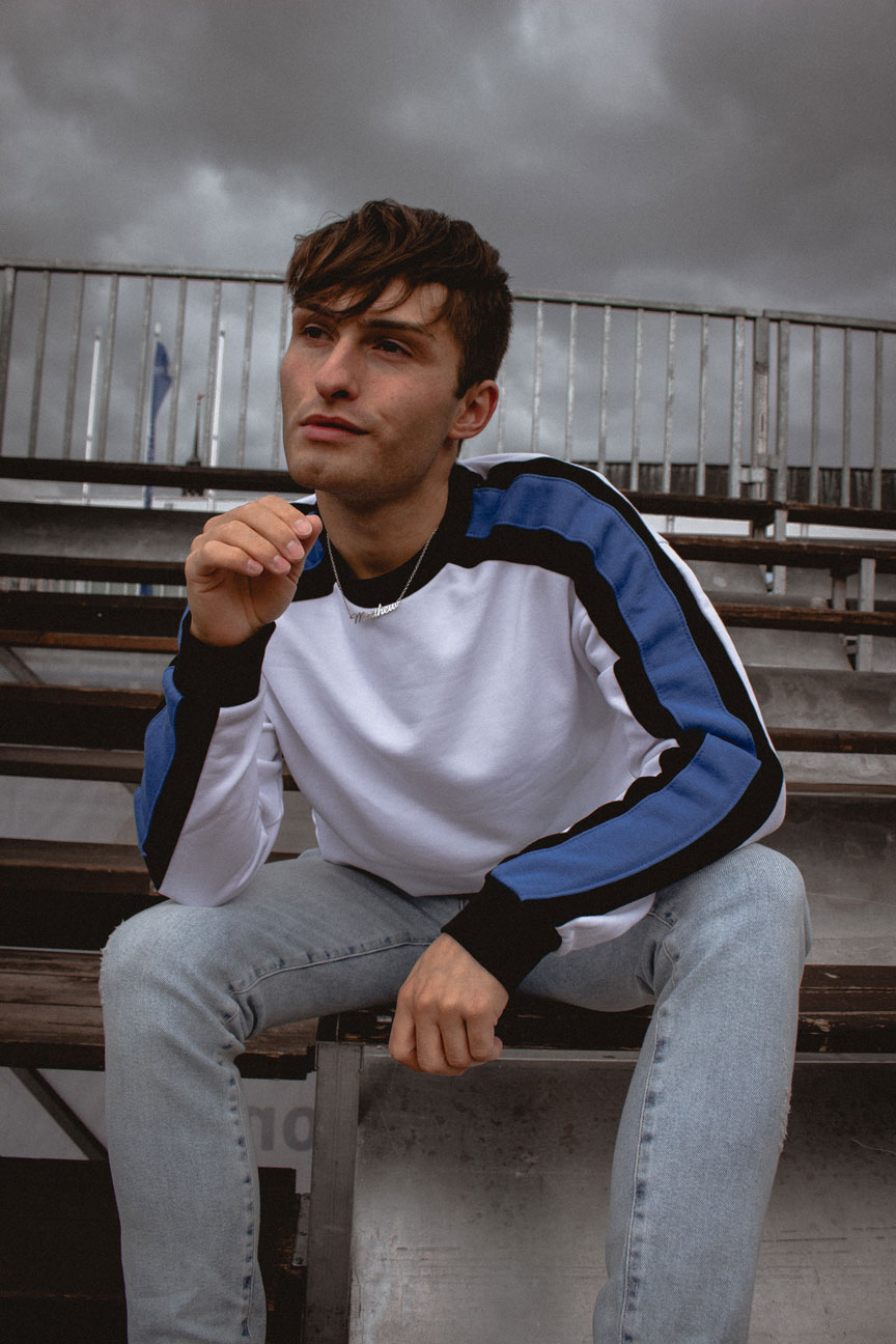 Tribüne | weißer Pullover mit blauen Streifen | Sport Look | Fashion Blog für Männer | Mister Matthew 5