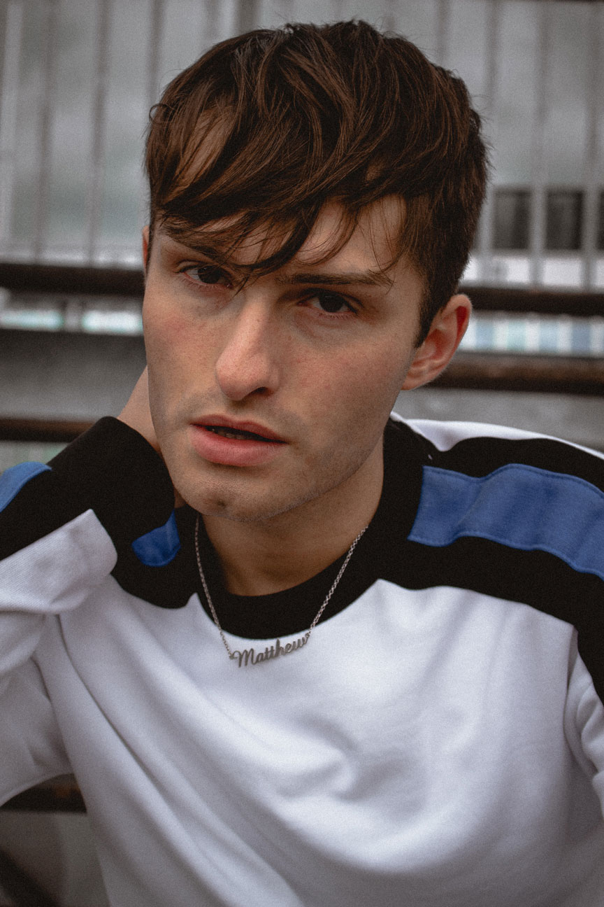 Tribüne | weißer Pullover mit blauen Streifen | Sport Look | Fashion Blog für Männer | Mister Matthew 7