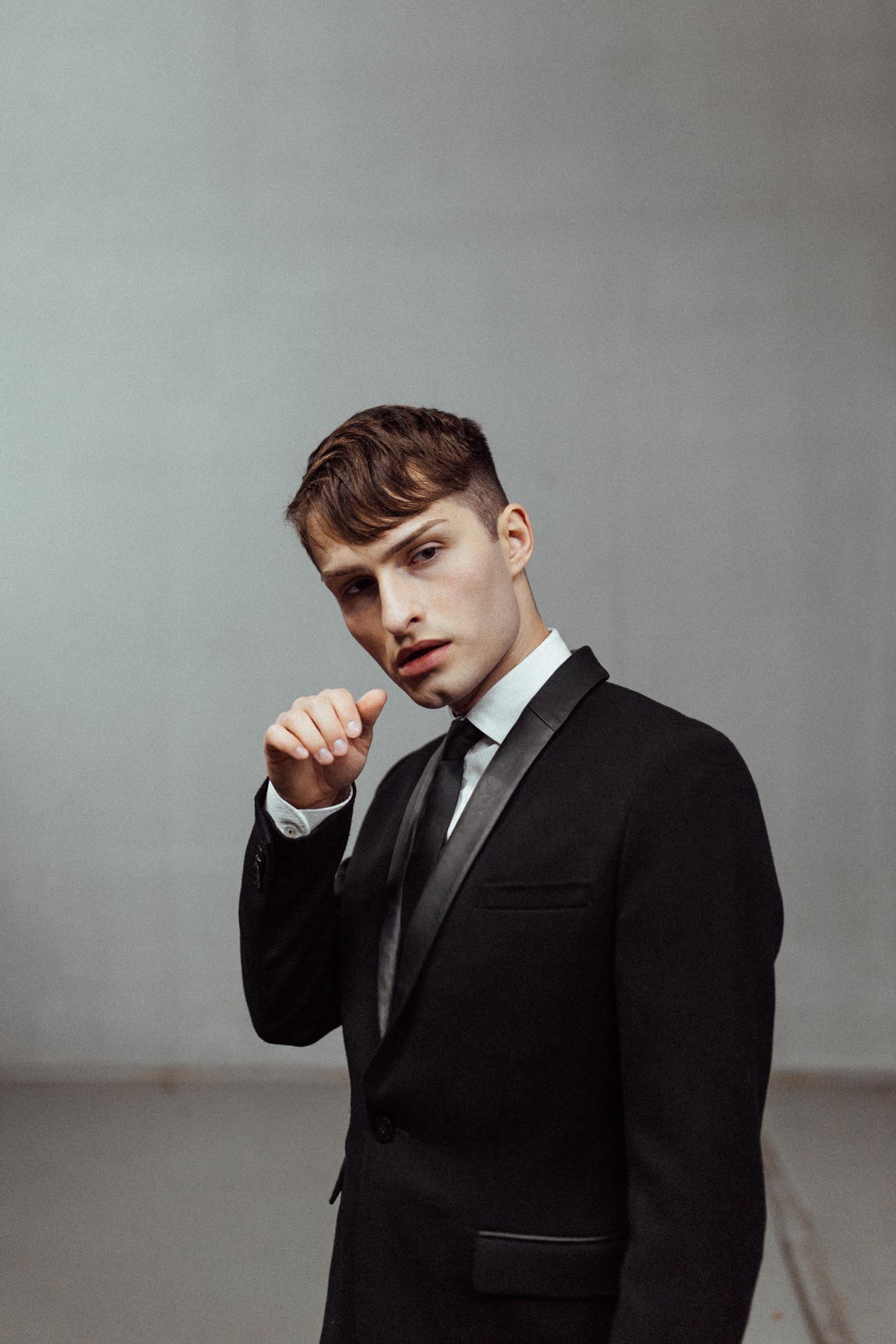 schwarze Anzug für Männer Mister Matthew vor grauer Wand Fashion Blog 2