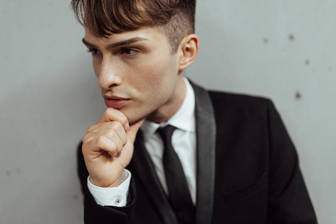 schwarze Anzug für Männer Mister Matthew vor grauer Wand Fashion Blog 3