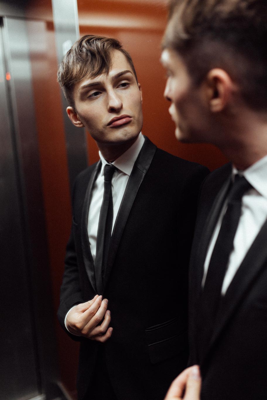 schwarze Anzug für Männer Mister Matthew vor grauer Wand Fashion Blog 7