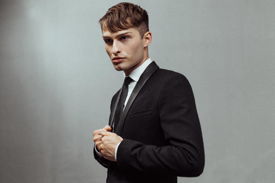 schwarze Anzug für Männer Mister Matthew vor grauer Wand Fashion Blog 8