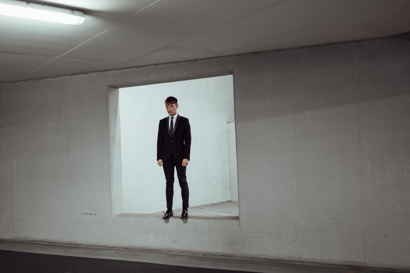 schwarze Anzug für Männer Mister Matthew vor grauer Wand Fashion Blog 9