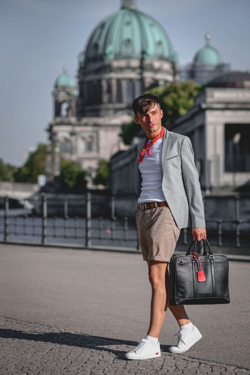 Berlin Fashion Week | Berliner Dom | Streetstyle | Rotes Tuch Accessoires | Sakko und kurze Hose | Look | Mister Matthew 2