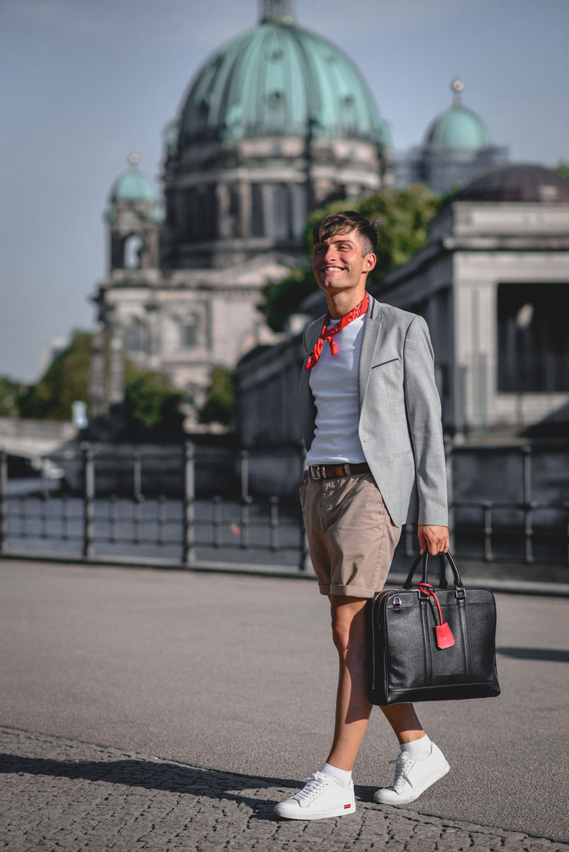 Berlin Fashion Week | Berliner Dom | Streetstyle | Rotes Tuch Accessoires | Sakko und kurze Hose | Look | Mister Matthew 3