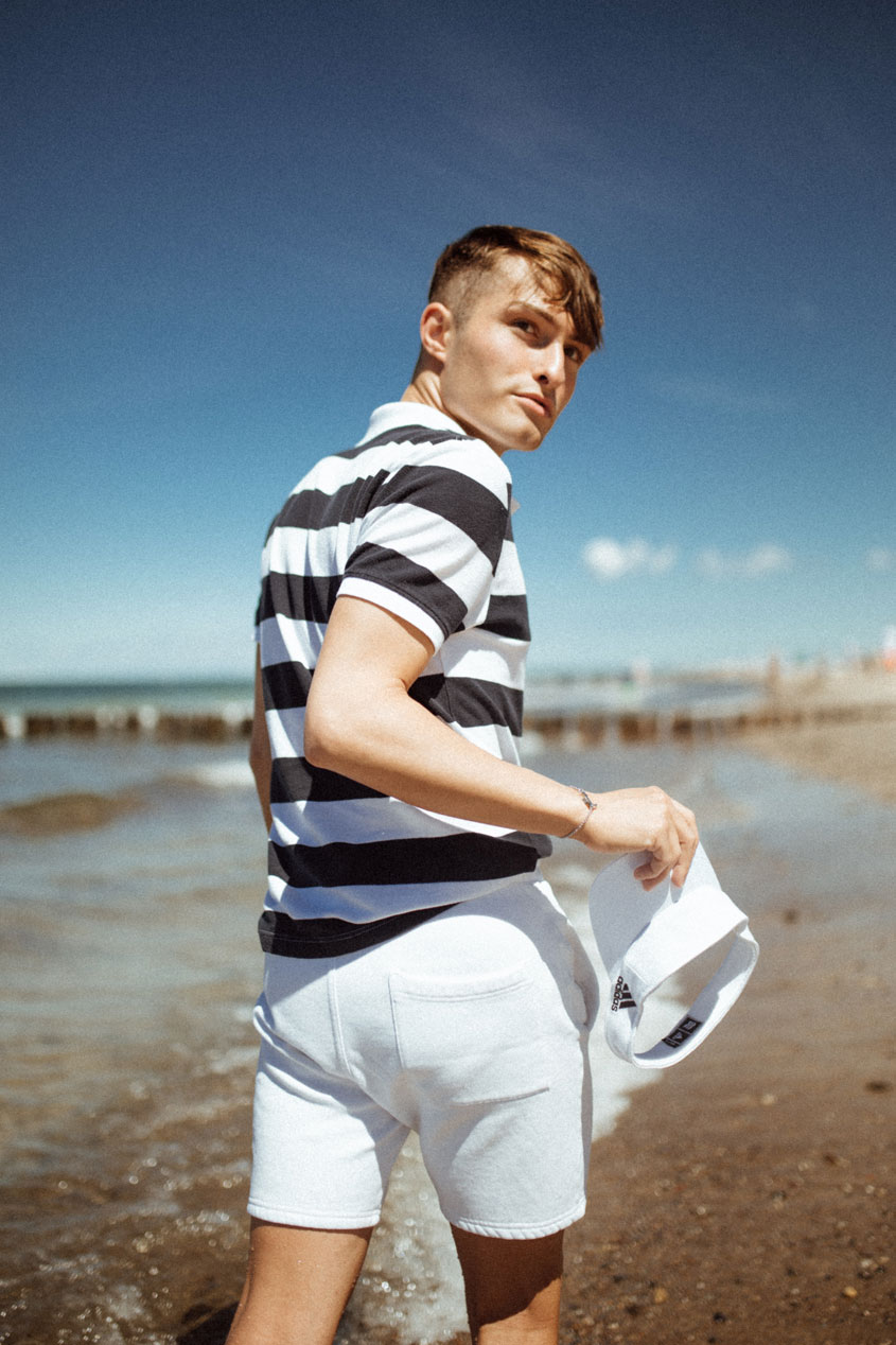Marine Look | Beach Look | Strand Outfit | Ostsee | Streifen Shirt mit weißer Hose und Adidas Kappe | Fashion Blog für Männer | Mister Matthew 3