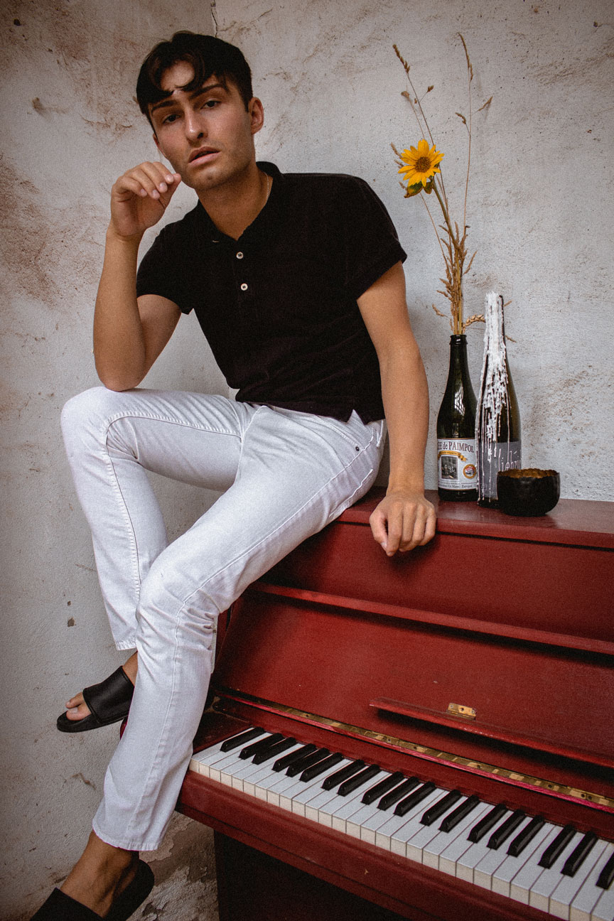 Sommerloch | rotes Klavier | weiße Jeans | Sonnenblume | Fashion Blog für Männer | Mister Matthew 1