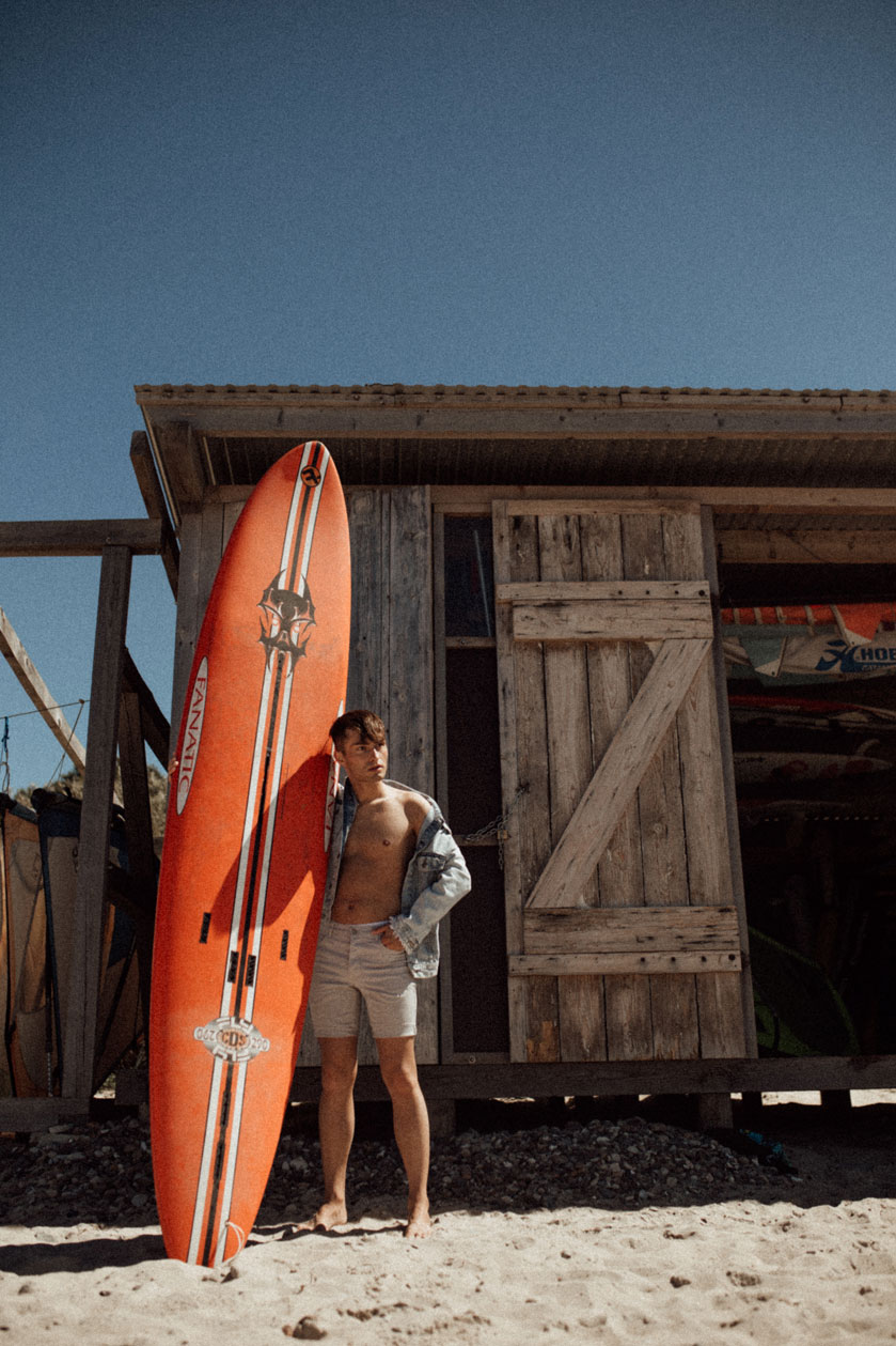 Surfer Look mit Denim Jacke | Beach Outfit | Ostsee | Surfen Surfboard | Beach Boy Mister Matthew | Fashion Blog für Männer 11