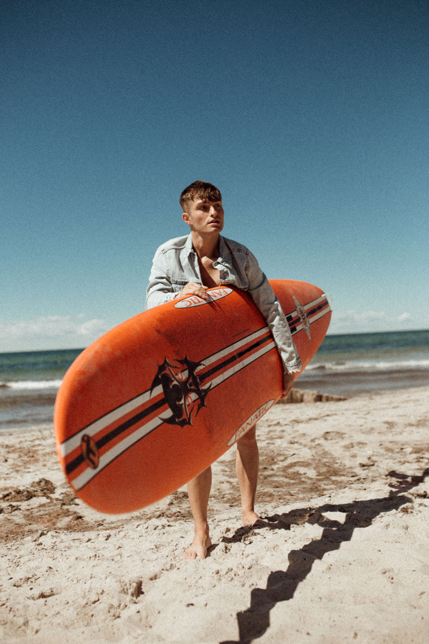 Surfer Look mit Denim Jacke | Beach Outfit | Ostsee | Surfen Surfboard | Beach Boy Mister Matthew | Fashion Blog für Männer 3