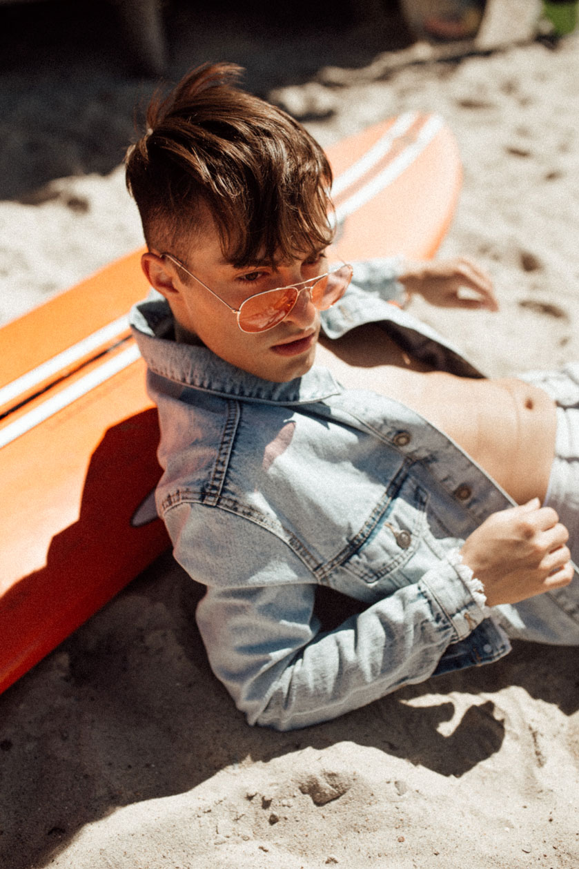 Surfer Look mit Denim Jacke | Beach Outfit | Ostsee | Surfen Surfboard | Beach Boy Mister Matthew | Fashion Blog für Männer 9