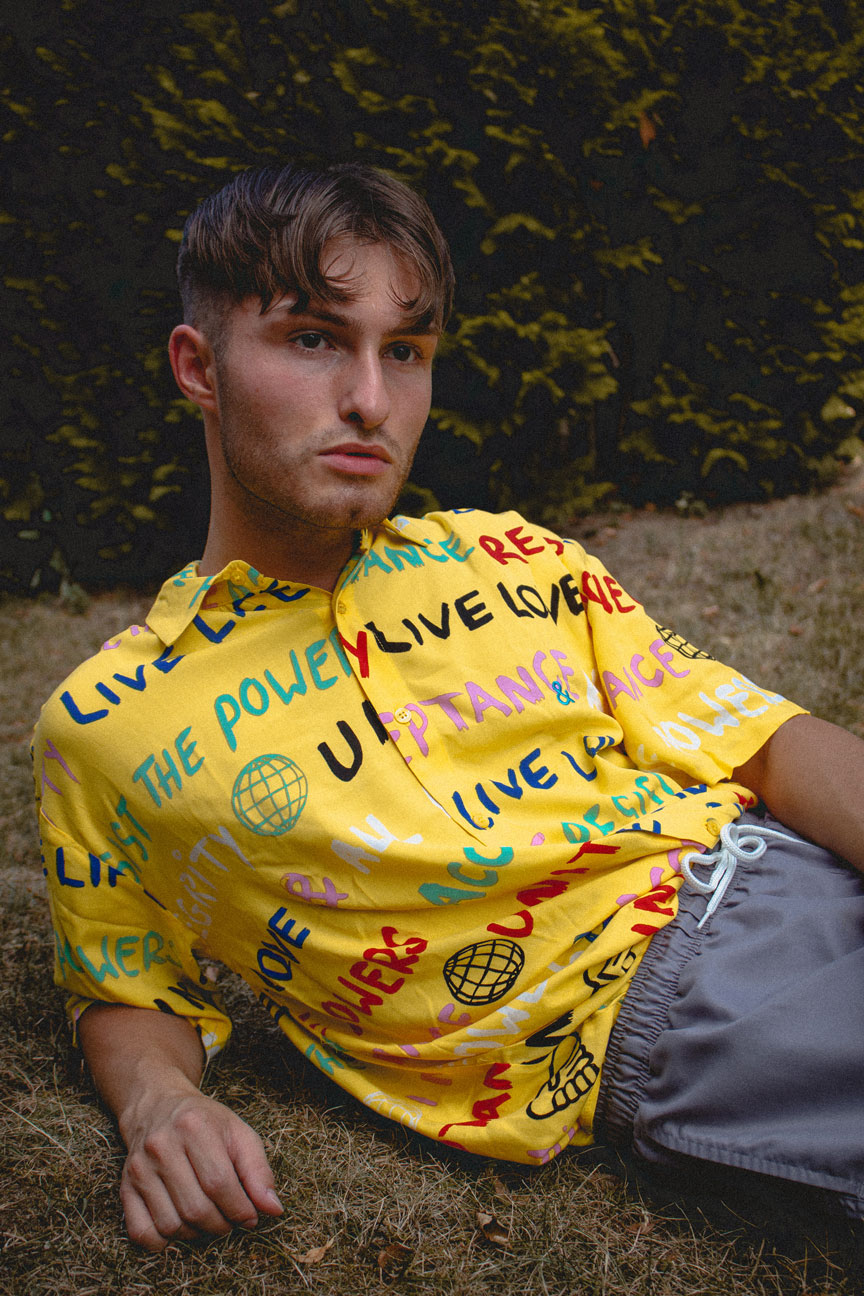 Outfit gelbes Hemd mit Print | Junge im Gras liegend | Mister Matthew | Modeblog für Herren 1