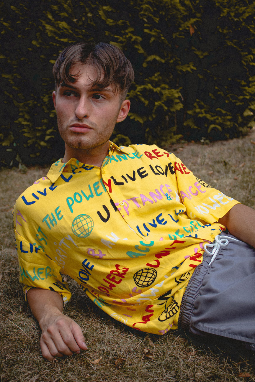 Outfit gelbes Hemd mit Print | Junge im Gras liegend | Mister Matthew | Modeblog für Herren 2