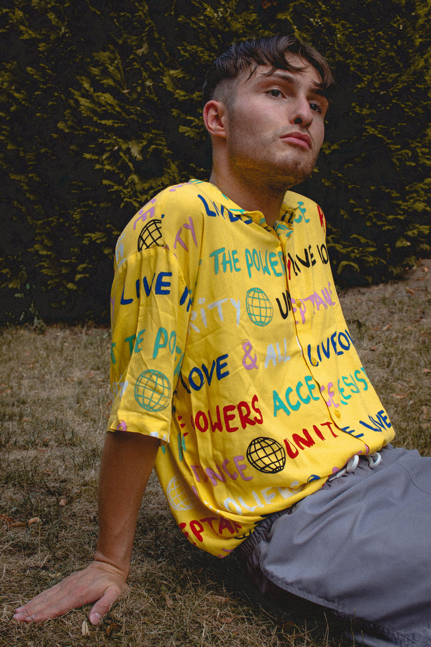Outfit gelbes Hemd mit Print | Junge im Gras liegend | Mister Matthew | Modeblog für Herren 4