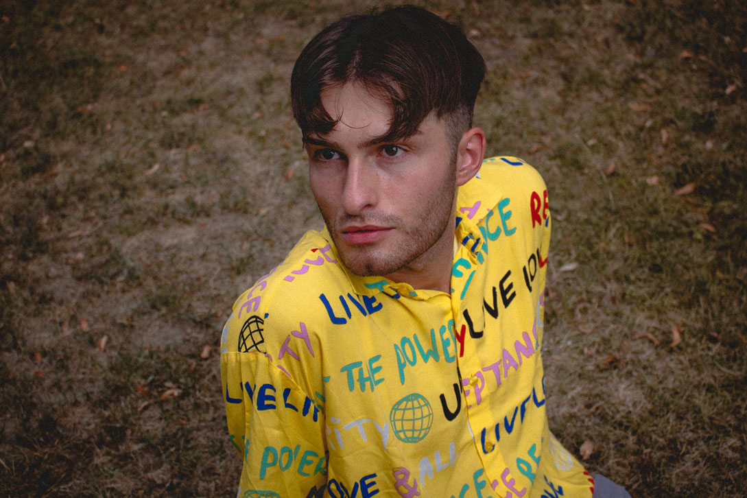 Outfit gelbes Hemd mit Print | Junge im Gras liegend | Mister Matthew | Modeblog für Herren 5