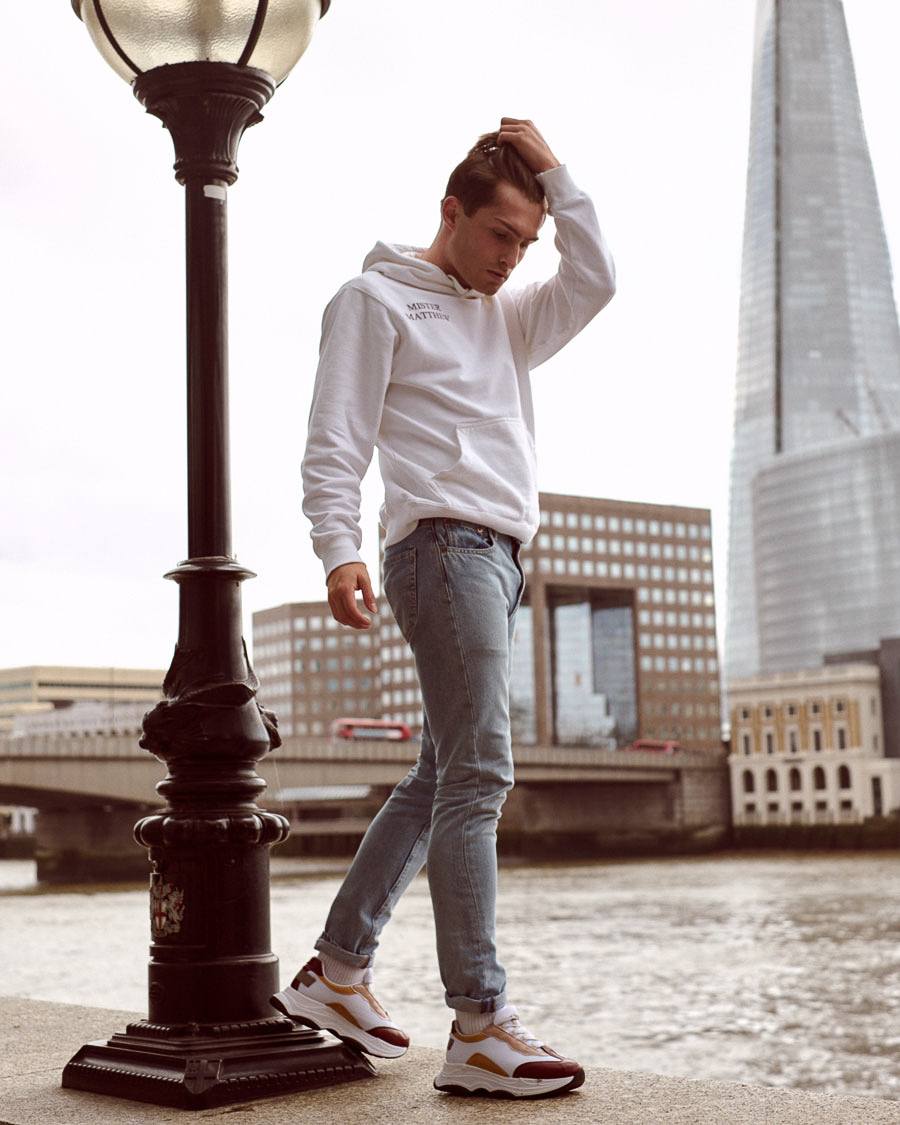 Hoodie und Sneaker Outfit | The Shard London | Shirtinator | Levis Jeans | 1