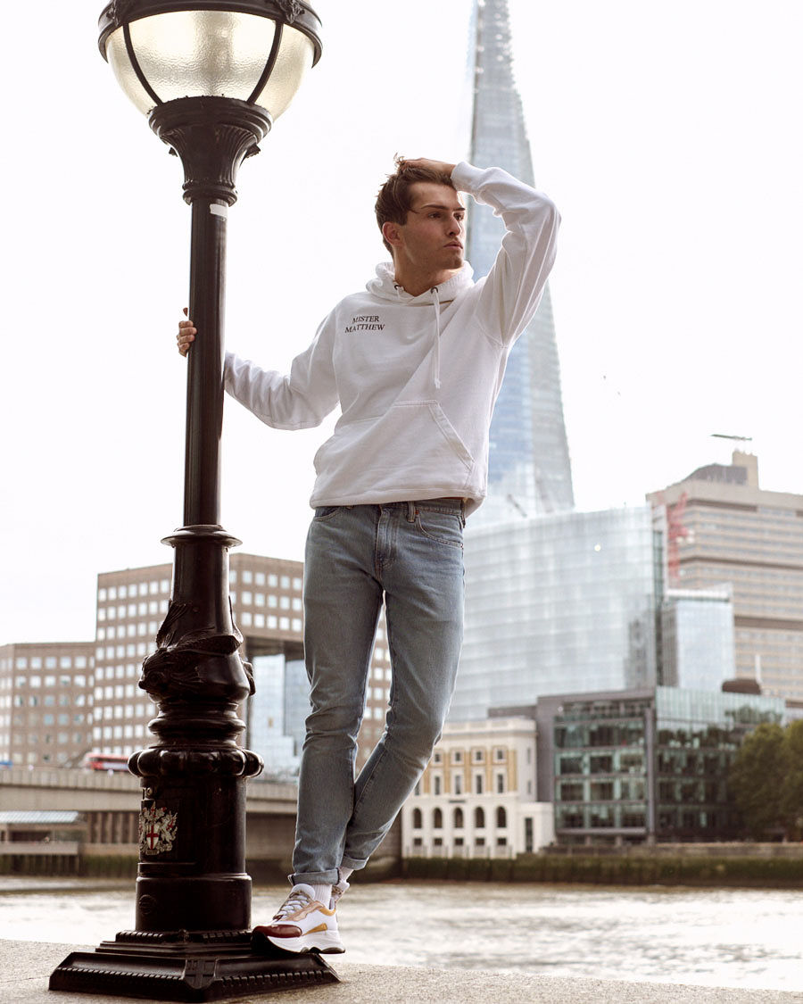 Hoodie und Sneaker Outfit | The Shard London | Shirtinator | Levis Jeans | 3