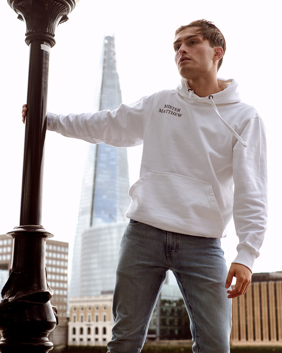 Hoodie und Sneaker Outfit | The Shard London | Shirtinator | Levis Jeans | 4