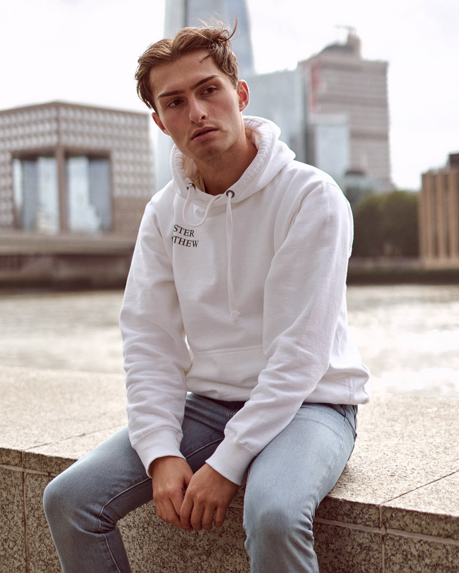 Hoodie und Sneaker Outfit | The Shard London | Shirtinator | Levis Jeans | 6