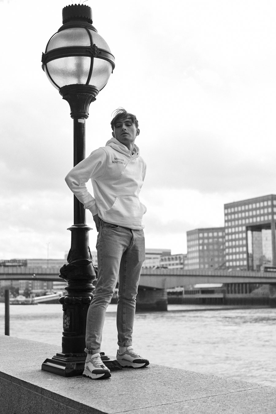 Hoodie und Sneaker Outfit | The Shard London | Shirtinator | Levis Jeans | schwarz weiß Fotografie | Portrait | Matthias Limmer | 7
