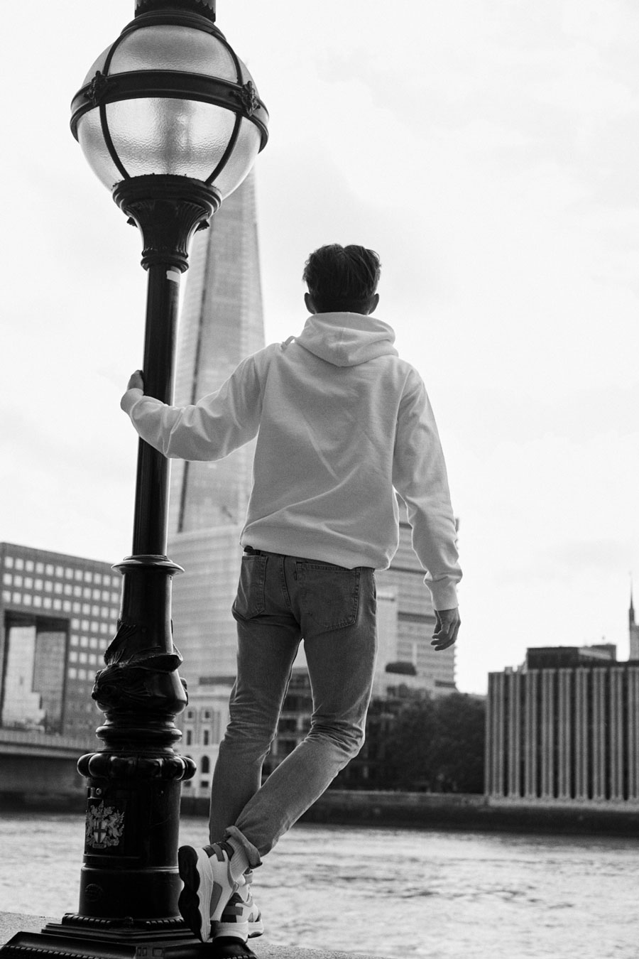 Hoodie und Sneaker Outfit | The Shard London | Shirtinator | Levis Jeans | schwarz weiß Fotografie | Portrait | Matthias Limmer | 8