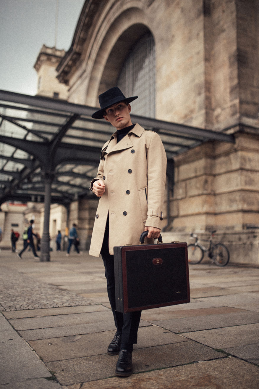 London Outfit | Trenchcoat mit Hut | Detektiv Look | Mister Matthew | 1