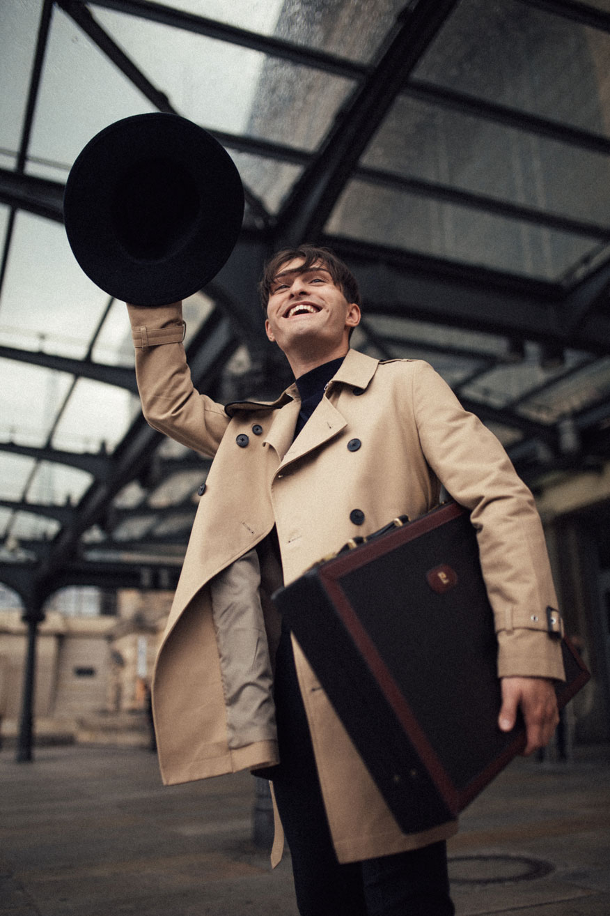 London Outfit | Trenchcoat mit Hut | Detektiv Look | Mister Matthew | 20er Style | 7