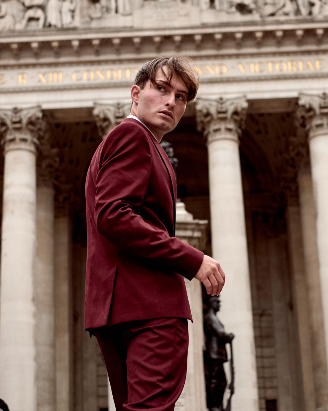 Rote Anzug für Männer | London Bank Station | Streetstyle | Mister Matthew | Matthias Limmer Dresden | 10