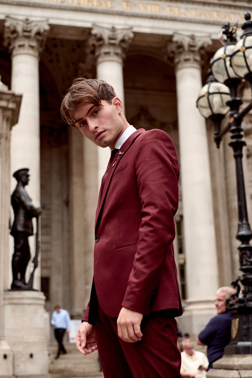 Rote Anzug für Männer | London Bank Station | Streetstyle | Mister Matthew | Matthias Limmer Dresden | 11