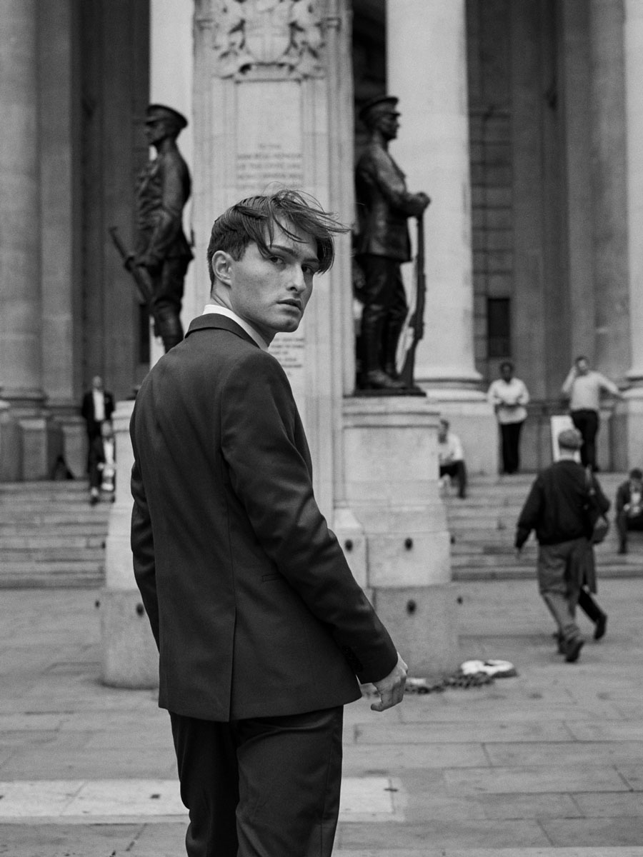 Rote Anzug für Männer | London Bank Station | Streetstyle | Mister Matthew | Matthias Limmer Dresden | 20er Style schwarz weiß Fotografie | 15