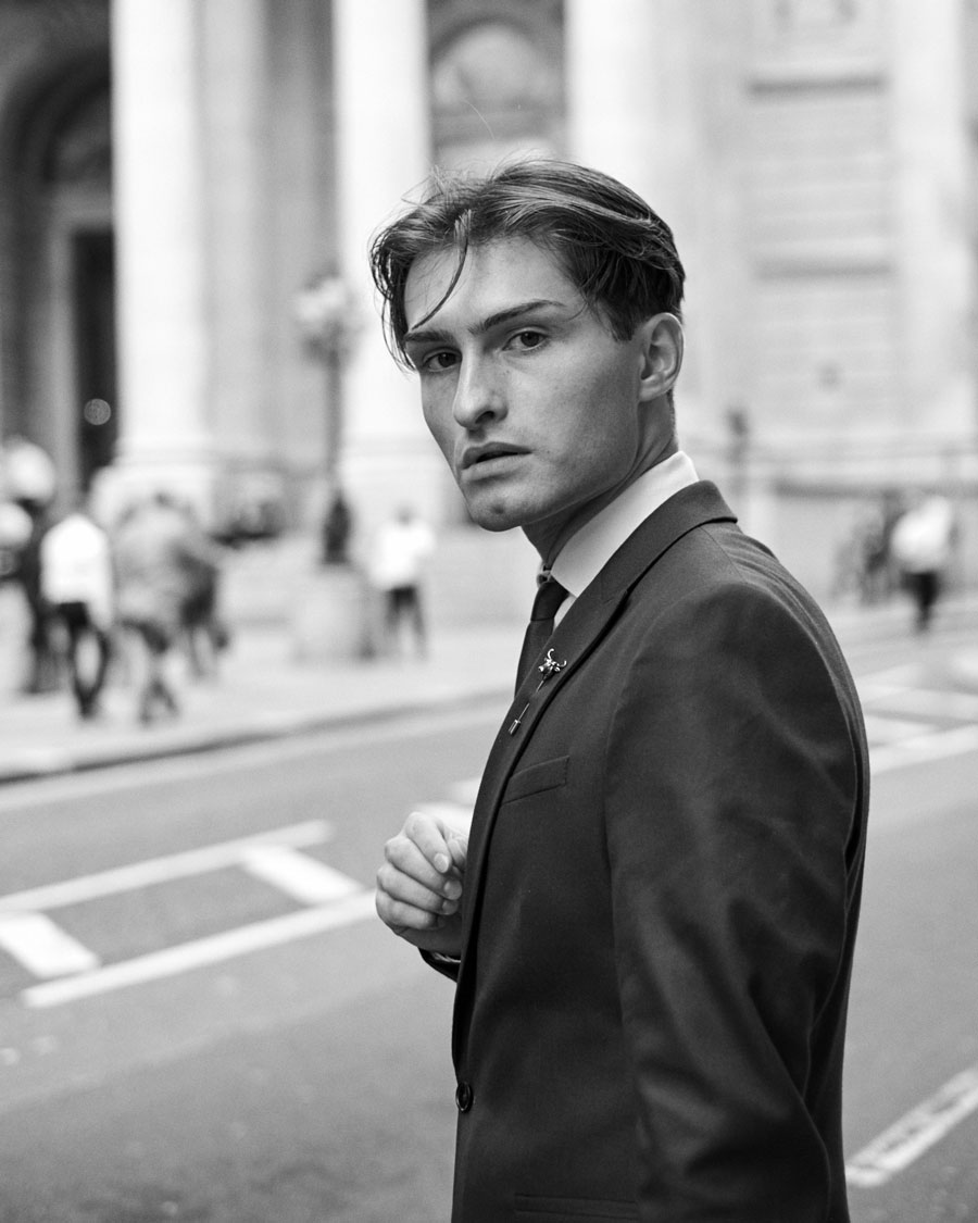 Rote Anzug für Männer | London Bank Station | Streetstyle | Mister Matthew | Matthias Limmer Dresden | 20er Style schwarz weiß Fotografie | 18