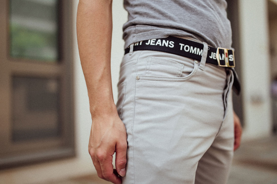 Tommy Jeans Outfit Gürtel | Mister Matthew | Streetstyle | Slogan Belt 1