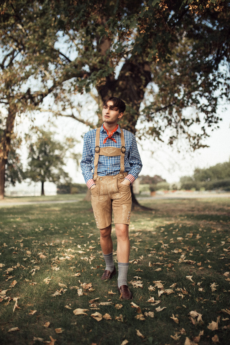 Oktoberfest Outfit für Männer | Trachtenmode für Herren | Mister Matthew | Matthias Limmer | Junge auf der Wiese | 1