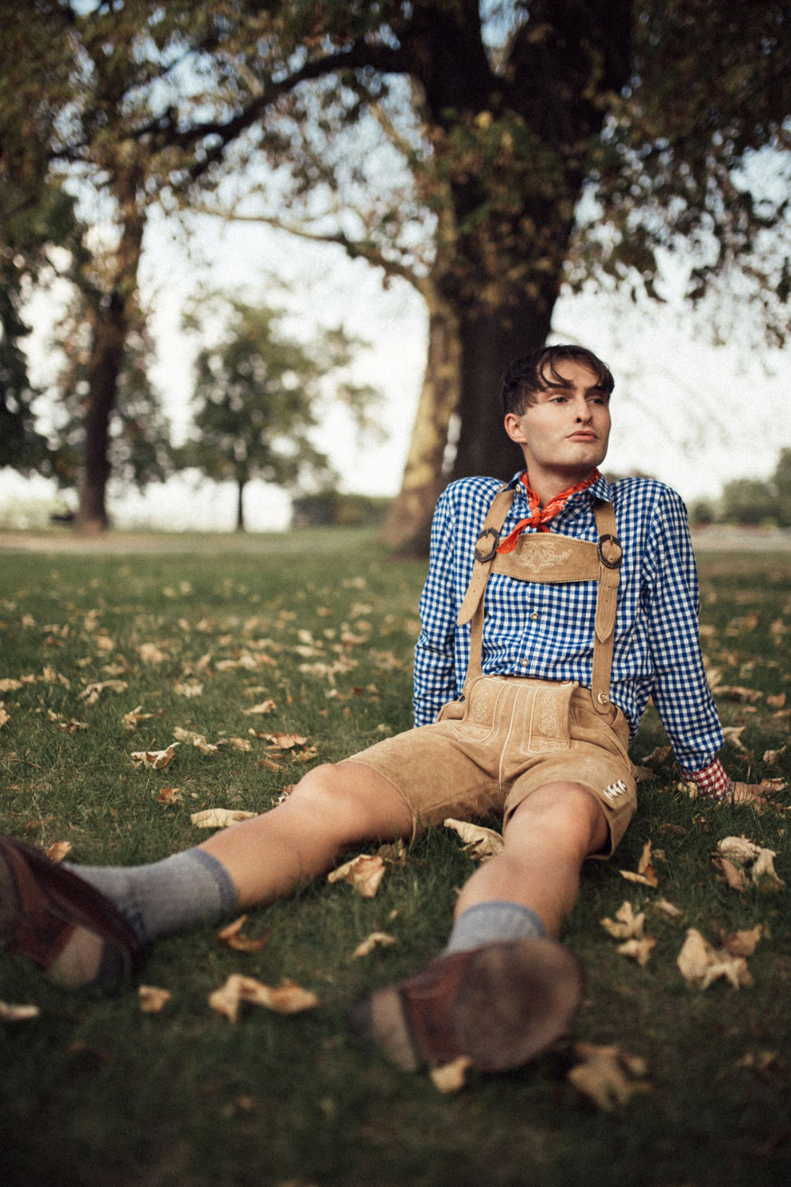 Oktoberfest Outfit für Männer | Trachtenmode für Herren | Mister Matthew | Matthias Limmer | Junge auf der Wiese | 4
