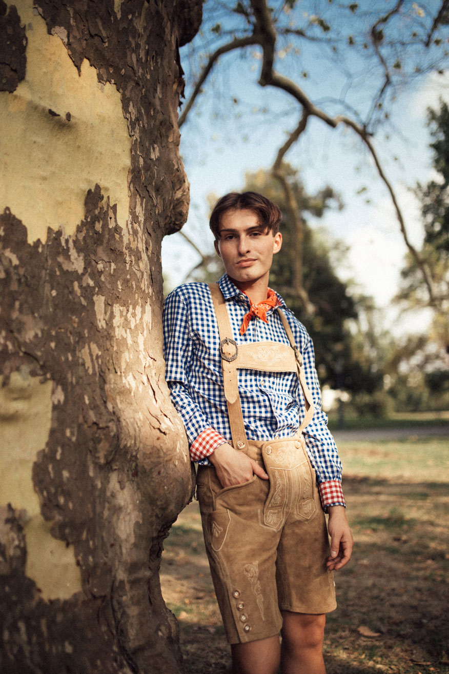 Oktoberfest Outfit für Männer | Trachtenmode für Herren | Mister Matthew | Matthias Limmer | Junge auf der Wiese | 5