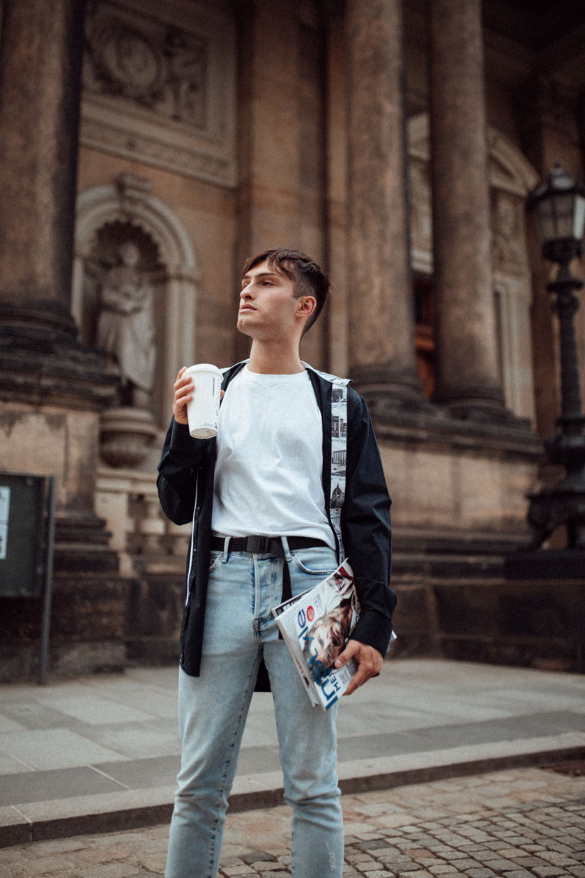 5 Outfits für die Übergangszeit | herbstlicher Look | casual Outfit | Junge mit Kaffee To-Go in der Hand | Mister Matthew | Matthias Limmer 4